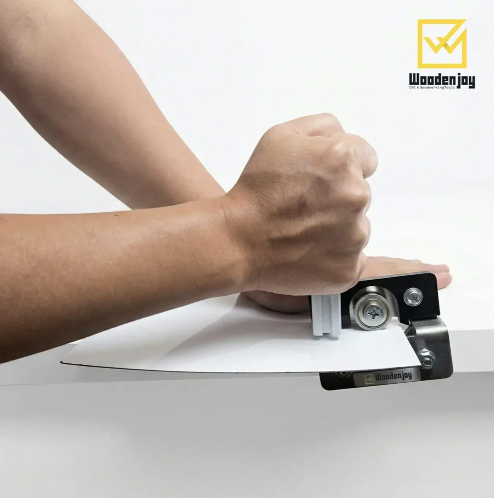 Cara memotong HPL manual menggunakan WoodenJoy HPL Cutter dengan teknik sekali tarik.